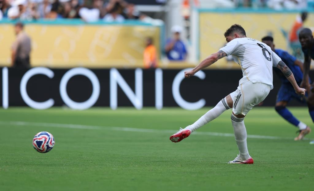 玉昆外援奥斯卡在老家开车遭遇起火，车内人员都及时逃生